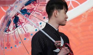 秦霄贤弯腰被孟鹤堂踢