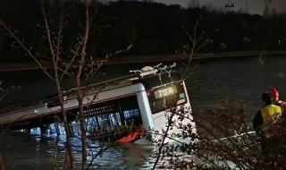 一公交车疑似冲入河道