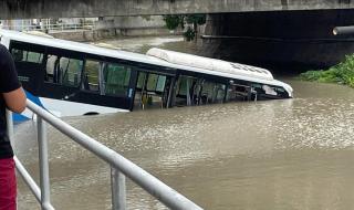 一公交车疑似冲入河道